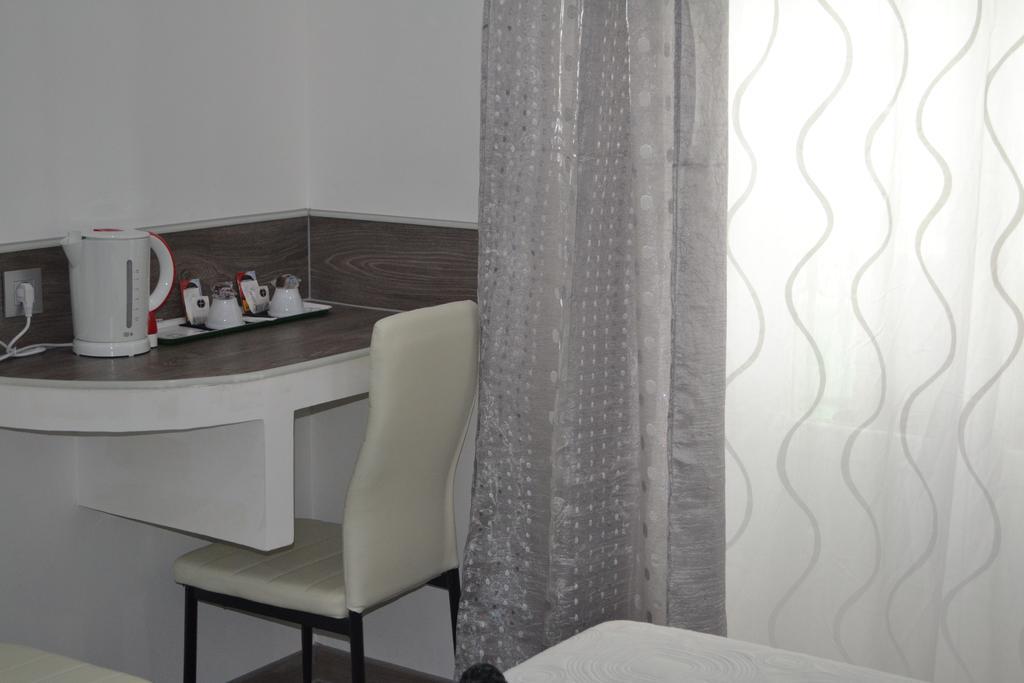 Hostal Meyra Madrid Eksteriør billede