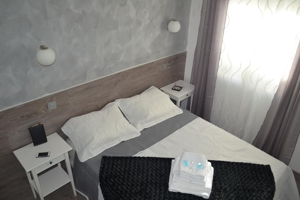 Hostal Meyra Madrid Eksteriør billede