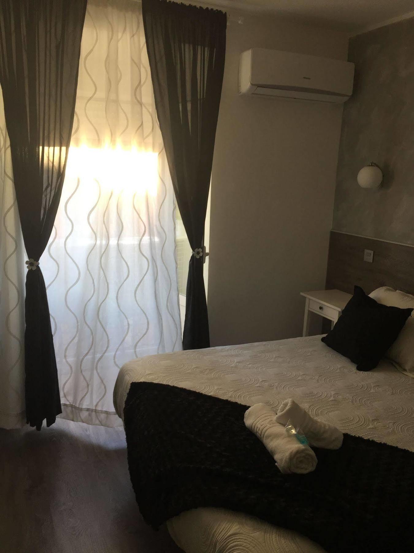 Hostal Meyra Madrid Eksteriør billede